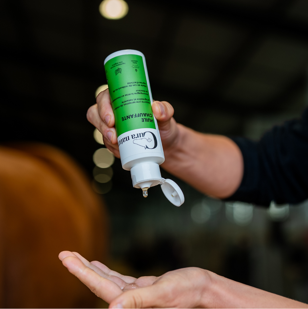 Étiquette du huile chauffante cheval Cura naturale avec composition naturelle