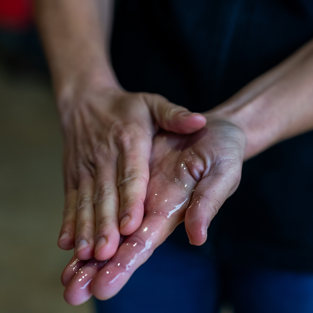 Application du huile chauffante Cura naturale sur la robe d'un cheval