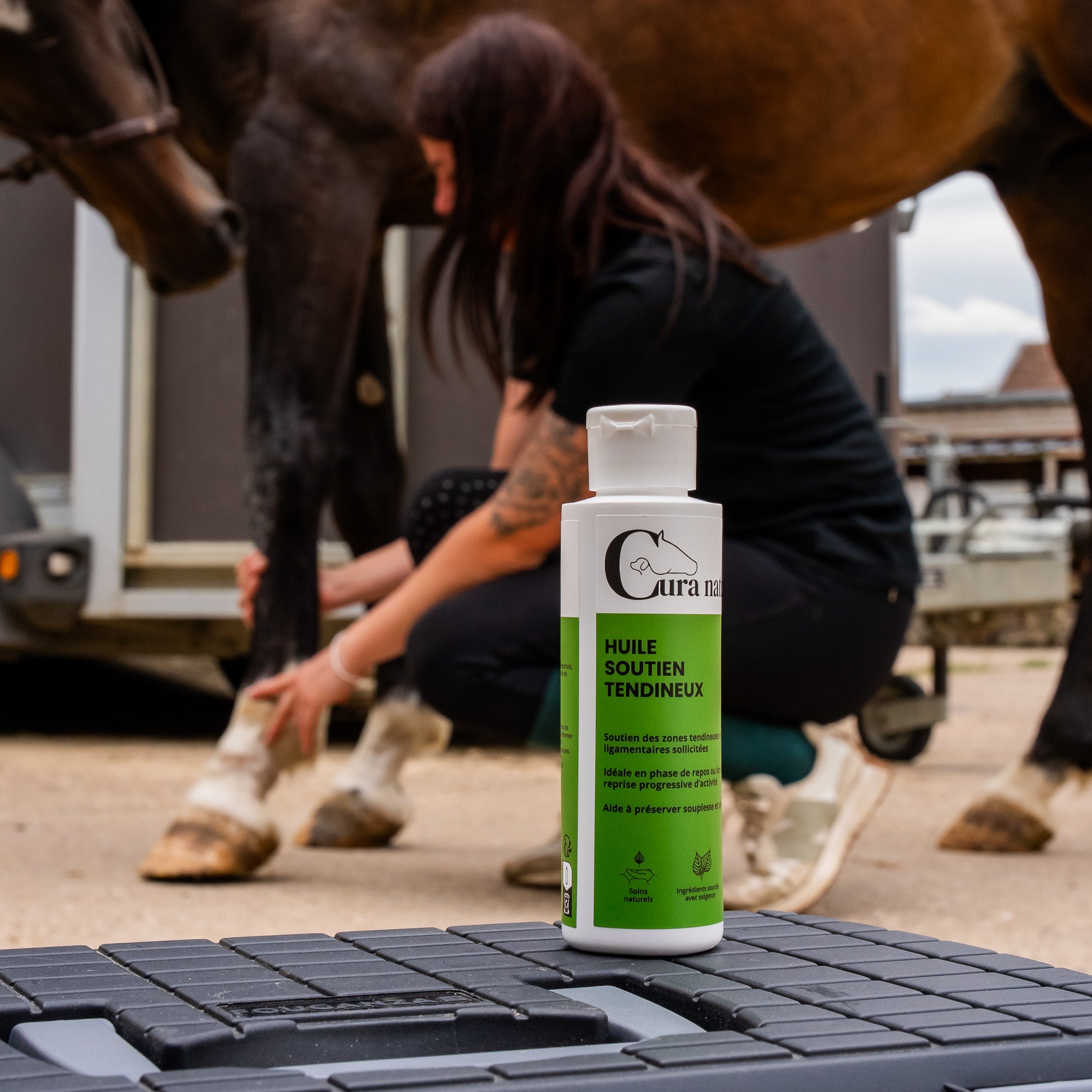 Détail de la texture du huile soutien tendineux naturel Cura naturale pour cheval -4